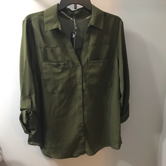 Massini Tops - NWT dark green button down blouse size L 🌲
